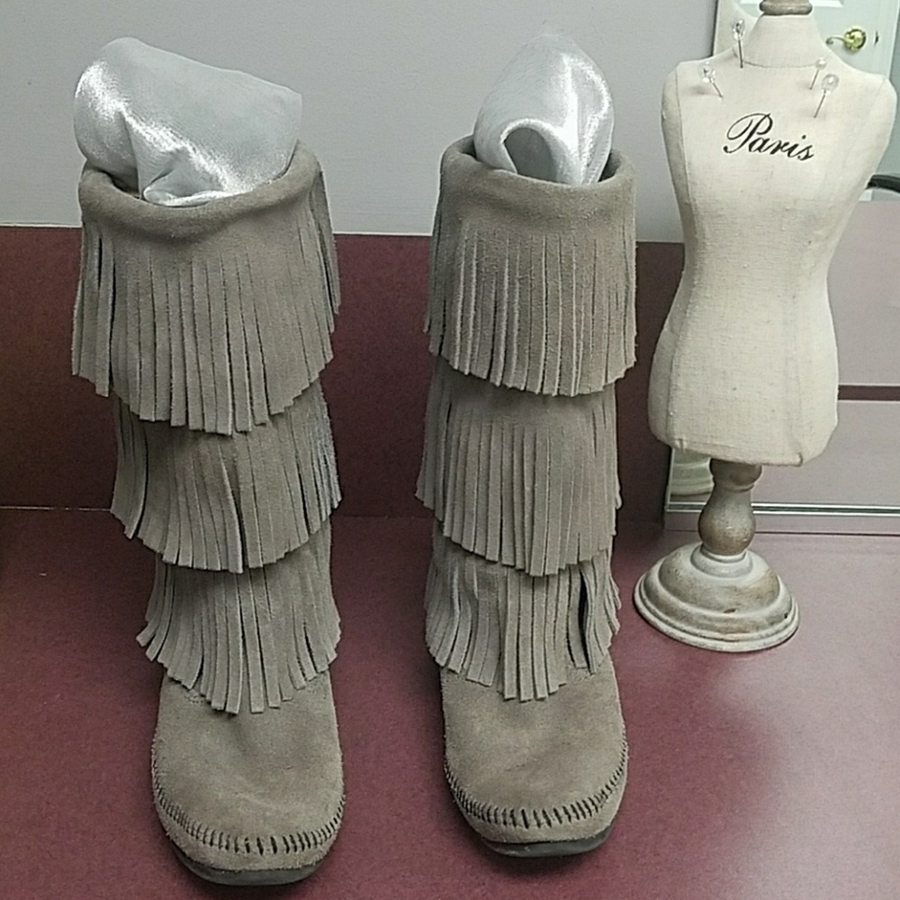 Minnetonka 3 layer suede sz 7 gray